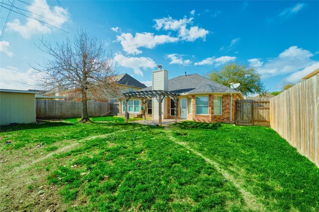 1527 Country Club Cove Dr, Baytown, TX 77521