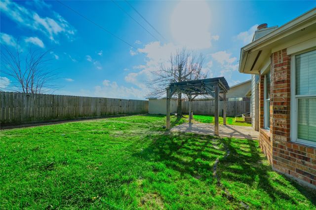 1527 Country Club Cove Dr, Baytown, TX 77521