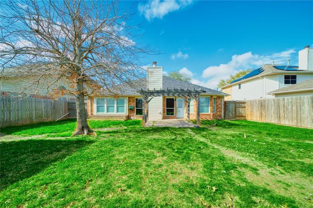 1527 Country Club Cove Dr, Baytown, TX 77521