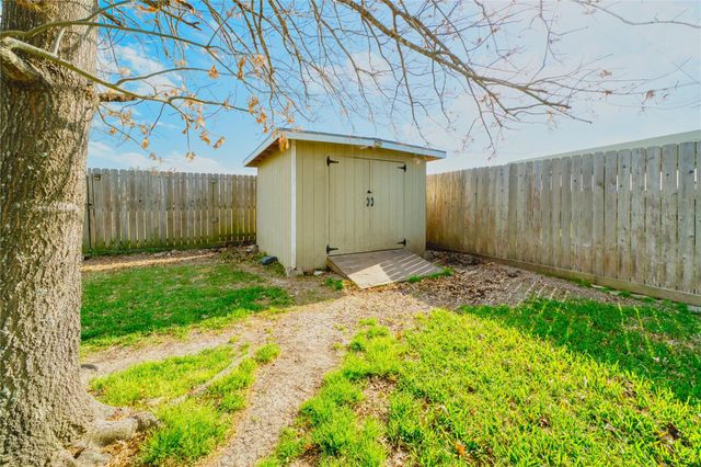 1527 Country Club Cove Dr, Baytown, TX 77521