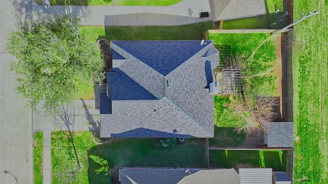 1527 Country Club Cove Dr, Baytown, TX 77521