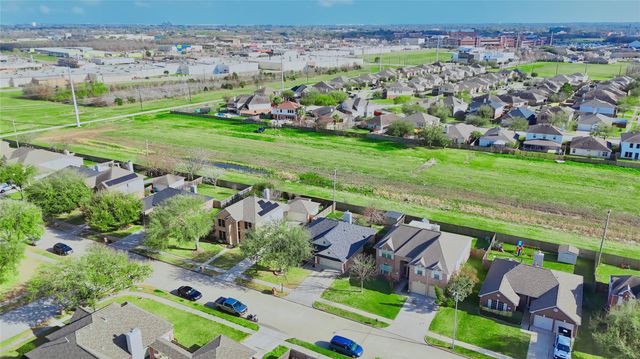 1527 Country Club Cove Dr, Baytown, TX 77521