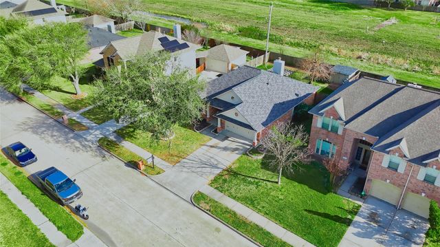 1527 Country Club Cove Dr, Baytown, TX 77521