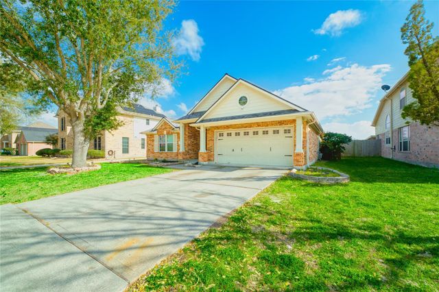 1527 Country Club Cove Dr, Baytown, TX 77521