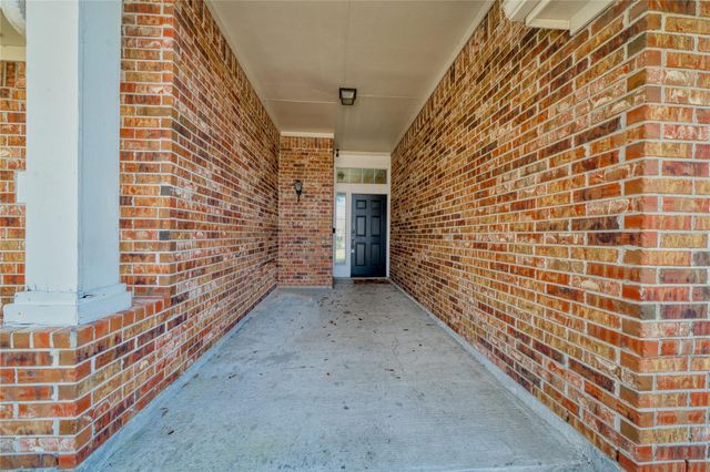 1527 Country Club Cove Dr, Baytown, TX 77521