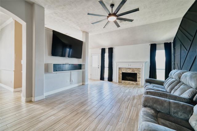 1527 Country Club Cove Dr, Baytown, TX 77521