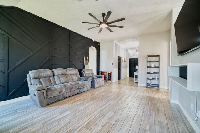 1527 Country Club Cove Dr, Baytown, TX 77521