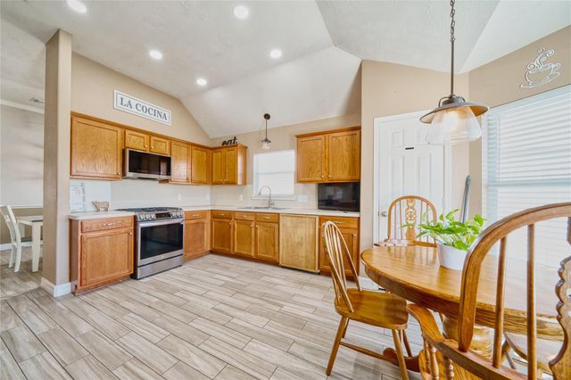 1527 Country Club Cove Dr, Baytown, TX 77521