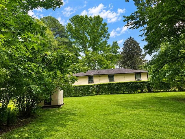 172 Raymond Carson, Newnan, GA 30265
