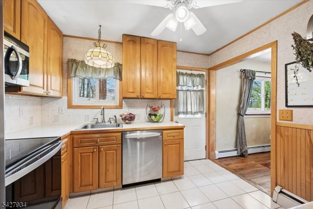 77 Brooklyn Rd, Stanhope Boro, NJ 07874
