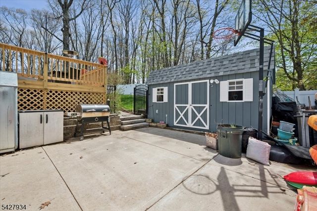 77 Brooklyn Rd, Stanhope Boro, NJ 07874