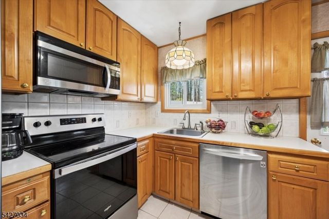 77 Brooklyn Rd, Stanhope Boro, NJ 07874