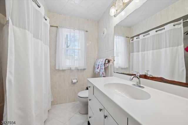 77 Brooklyn Rd, Stanhope Boro, NJ 07874