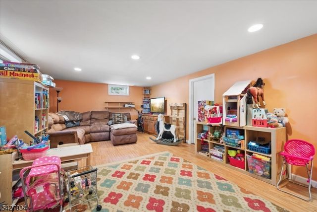 77 Brooklyn Rd, Stanhope Boro, NJ 07874