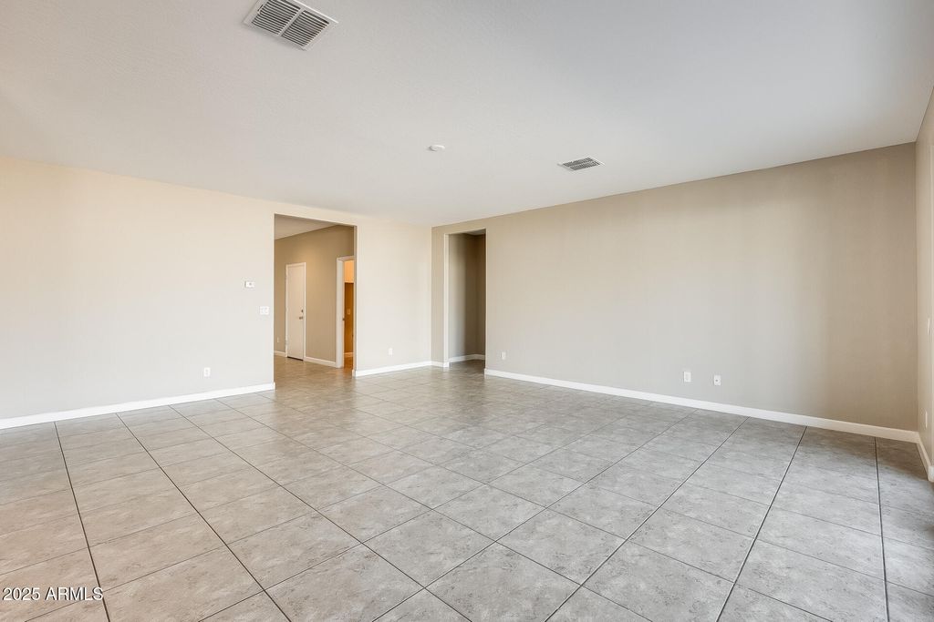 Image 10 of property listing at 30388 W AMELIA Avenue, Buckeye, AZ 85396