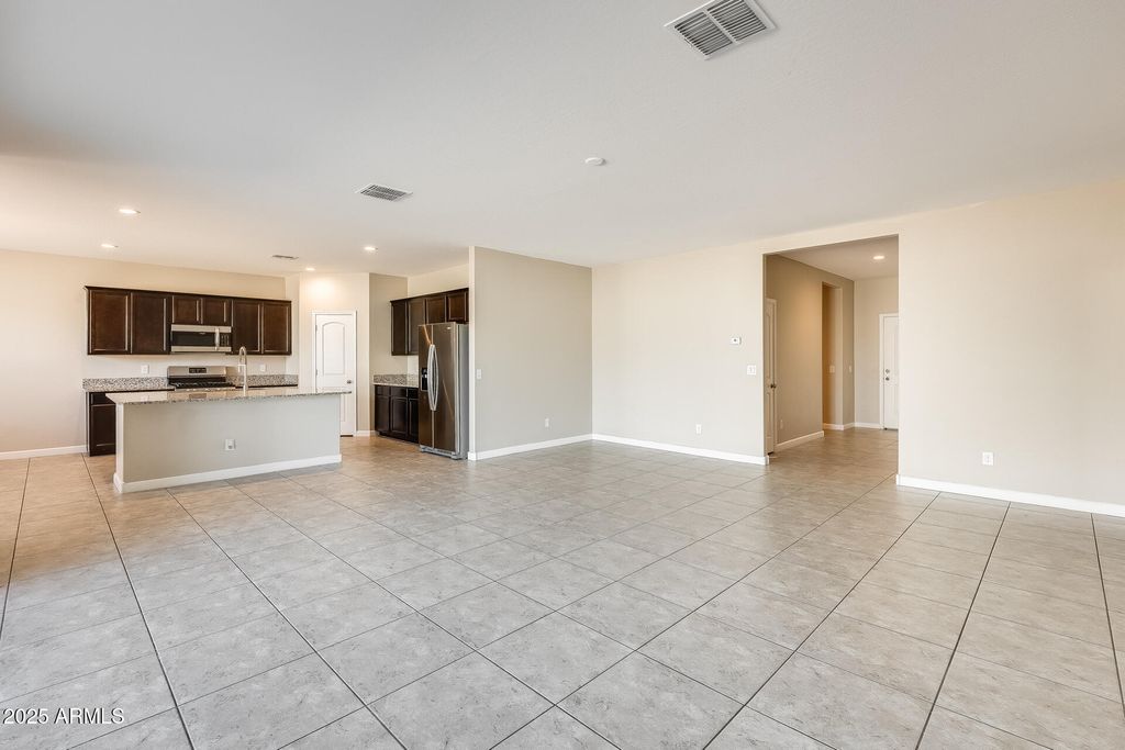 Image 11 of property listing at 30388 W AMELIA Avenue, Buckeye, AZ 85396