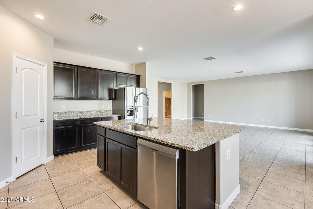 Image 15 of property listing at 30388 W AMELIA Avenue, Buckeye, AZ 85396