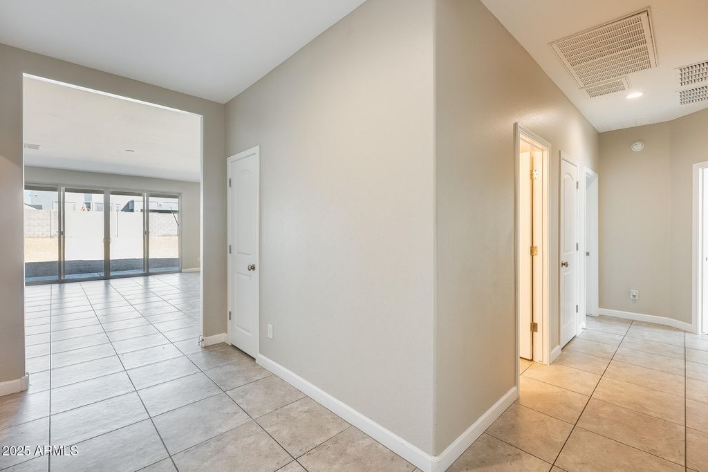 Image 4 of property listing at 30388 W AMELIA Avenue, Buckeye, AZ 85396