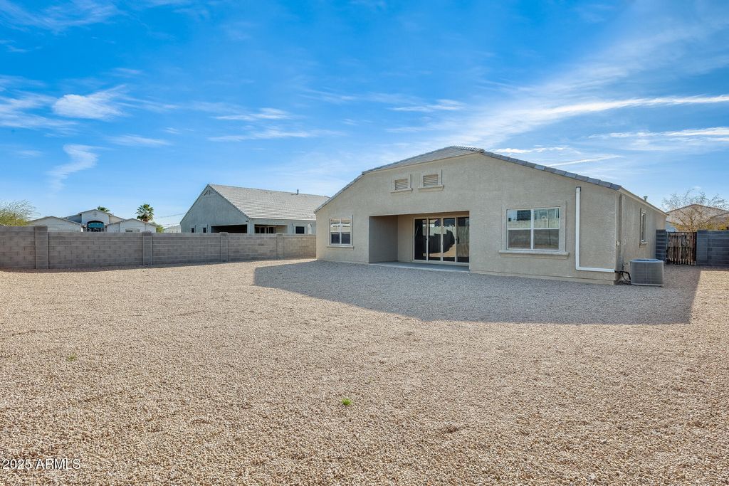 Image 5 of property listing at 30388 W AMELIA Avenue, Buckeye, AZ 85396