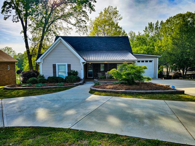 128 Holly Tree Dr, Estill Springs, TN 37330