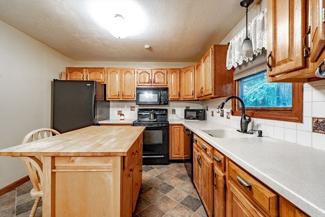 6 Carol Dr 6, Oxford, MA 01540
