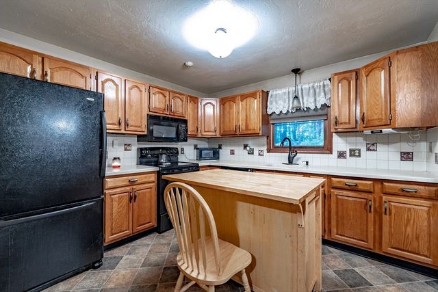 6 Carol Dr 6, Oxford, MA 01540