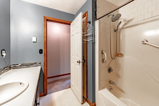 6 Carol Dr 6, Oxford, MA 01540
