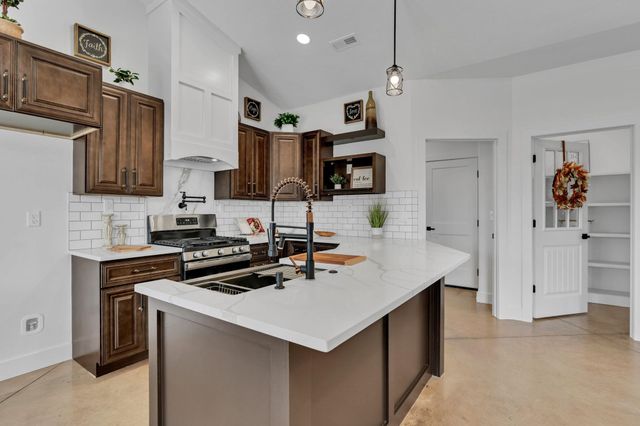 715 S Arbor Valley Way, Valley Center, KS 67147