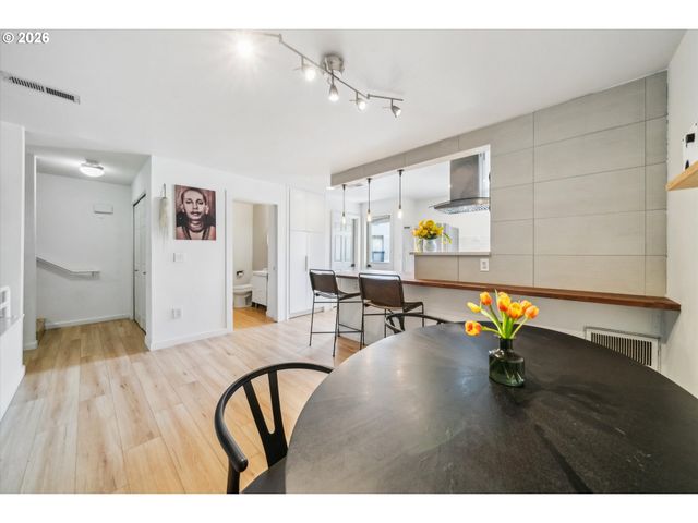 12142 Ne FREMONT St 11, Portland, OR 97220