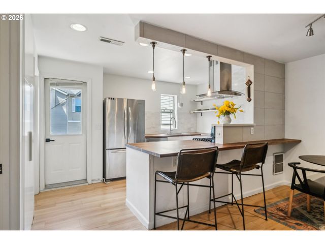12142 Ne FREMONT St 11, Portland, OR 97220
