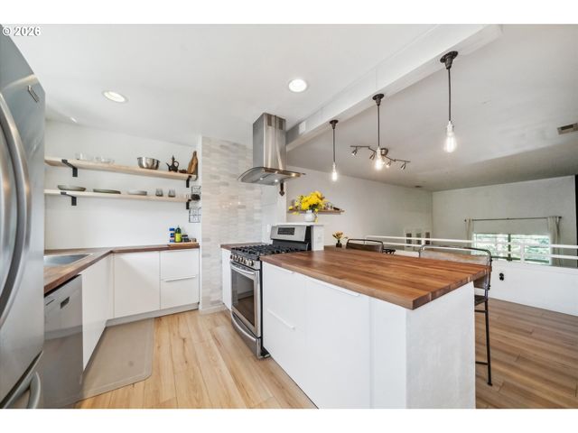 12142 Ne FREMONT St 11, Portland, OR 97220