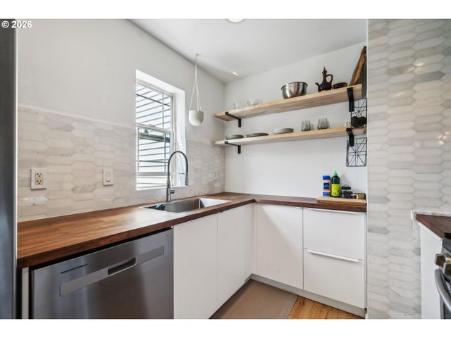 12142 Ne FREMONT St 11, Portland, OR 97220