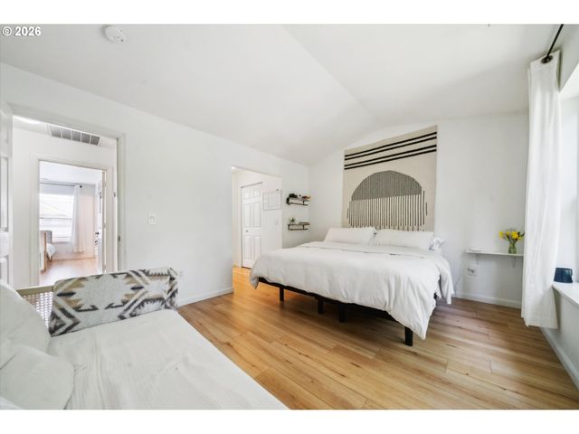 12142 Ne FREMONT St 11, Portland, OR 97220