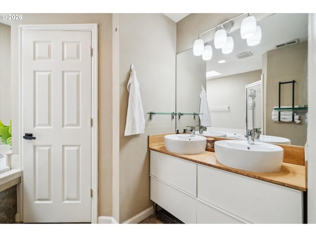 12142 Ne FREMONT St 11, Portland, OR 97220