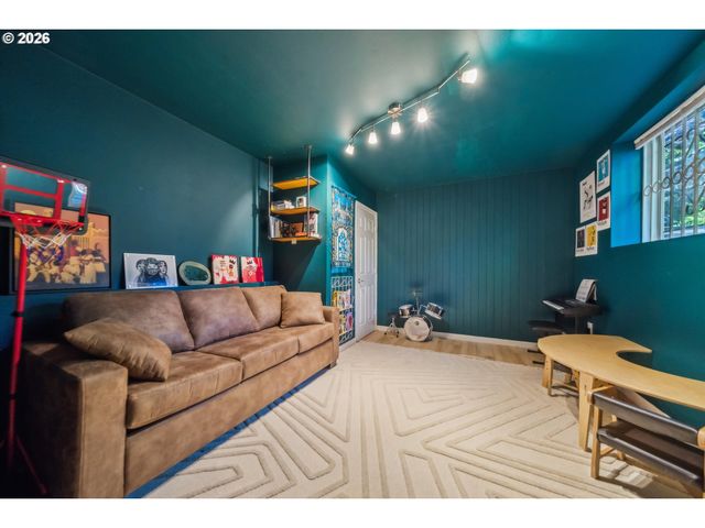 12142 Ne FREMONT St 11, Portland, OR 97220