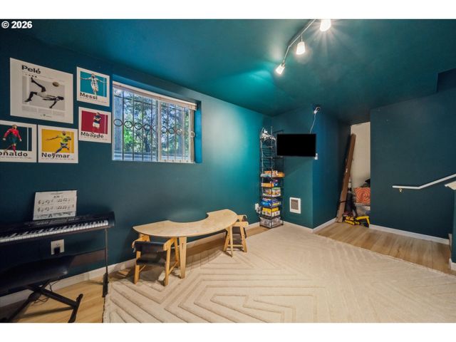 12142 Ne FREMONT St 11, Portland, OR 97220