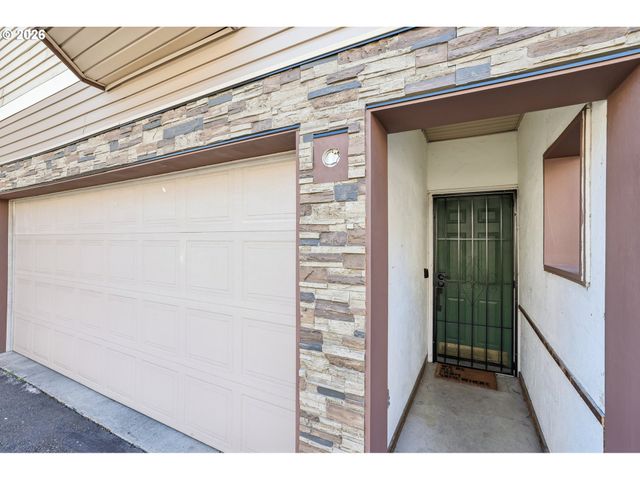 12142 Ne FREMONT St 11, Portland, OR 97220