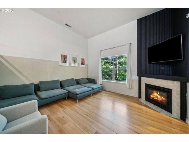 12142 Ne FREMONT St 11, Portland, OR 97220