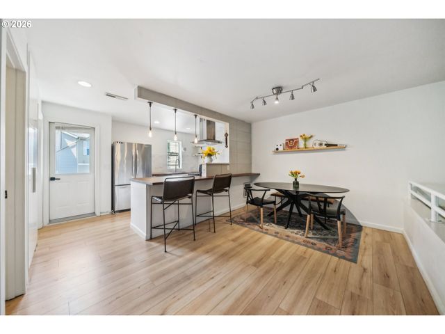 12142 Ne FREMONT St 11, Portland, OR 97220