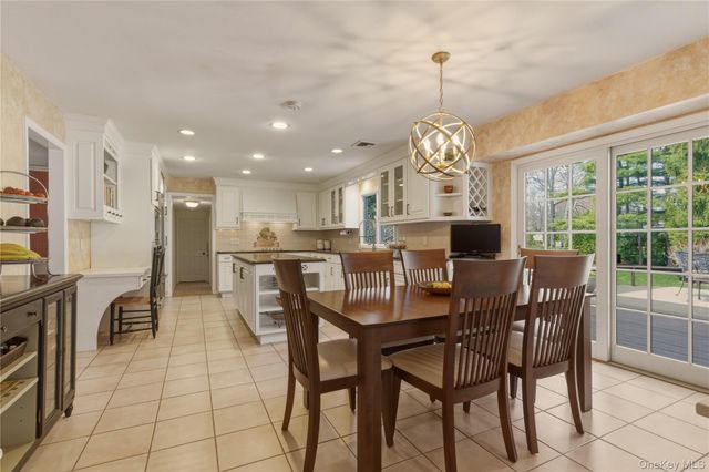 2 Cedarwood Court, Laurel Hollow, NY 11791