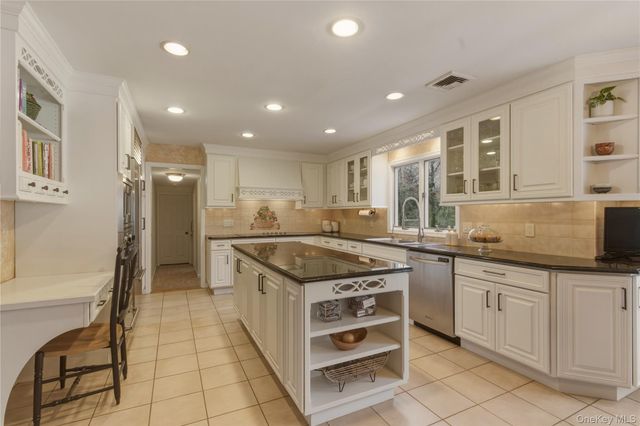 2 Cedarwood Court, Laurel Hollow, NY 11791