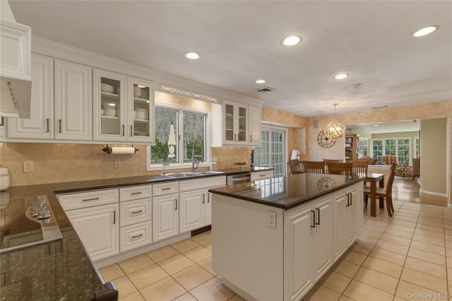 2 Cedarwood Court, Laurel Hollow, NY 11791