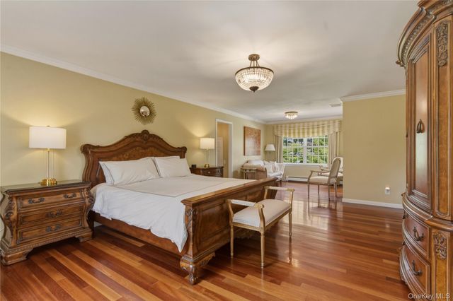2 Cedarwood Court, Laurel Hollow, NY 11791