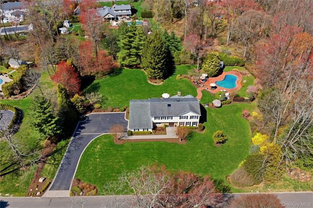 2 Cedarwood Court, Laurel Hollow, NY 11791