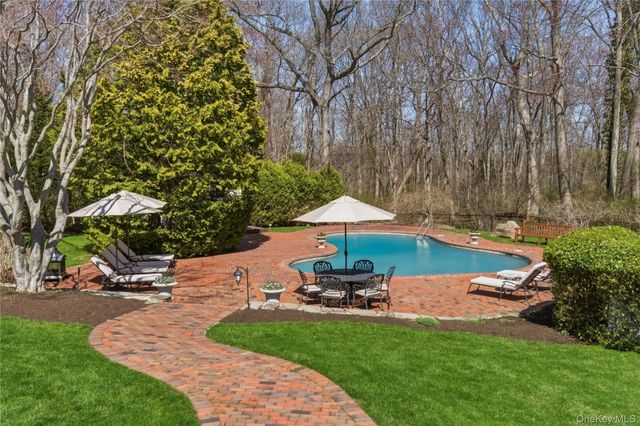 2 Cedarwood Court, Laurel Hollow, NY 11791