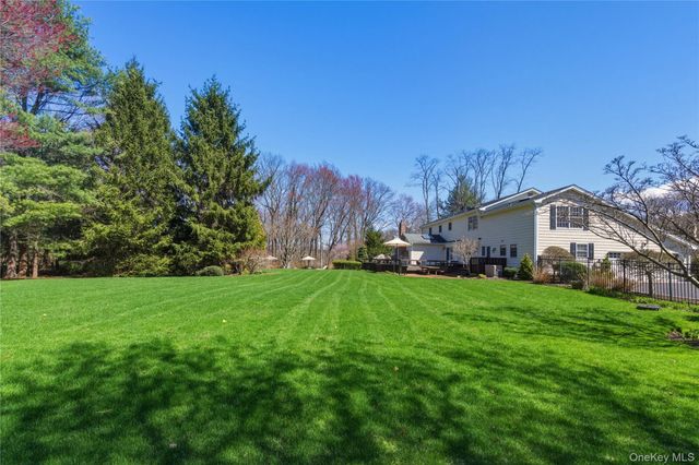 2 Cedarwood Court, Laurel Hollow, NY 11791