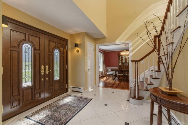 2 Cedarwood Court, Laurel Hollow, NY 11791