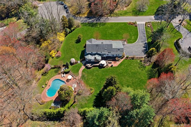 2 Cedarwood Court, Laurel Hollow, NY 11791
