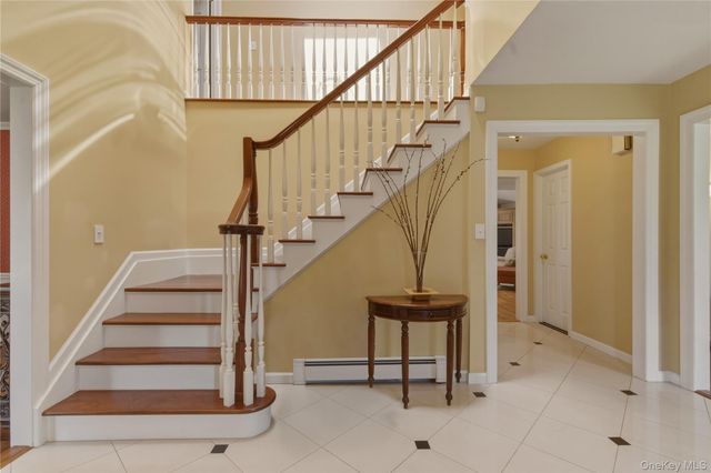 2 Cedarwood Court, Laurel Hollow, NY 11791