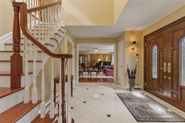 2 Cedarwood Court, Laurel Hollow, NY 11791